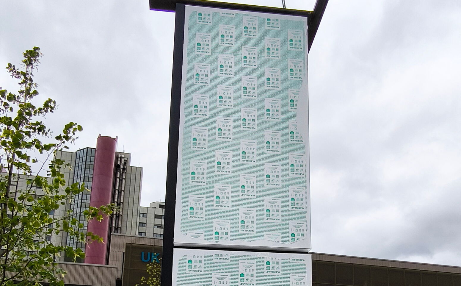 Bild Stele im Aufbau am Kran