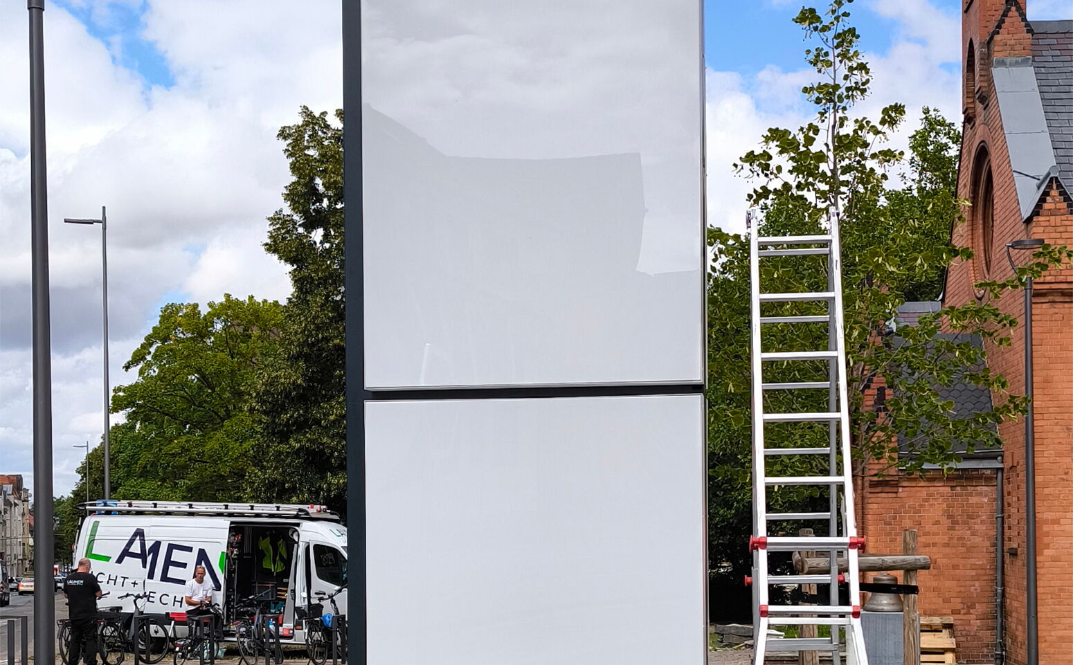 Bild Stele im Aufbau ohne Folierung