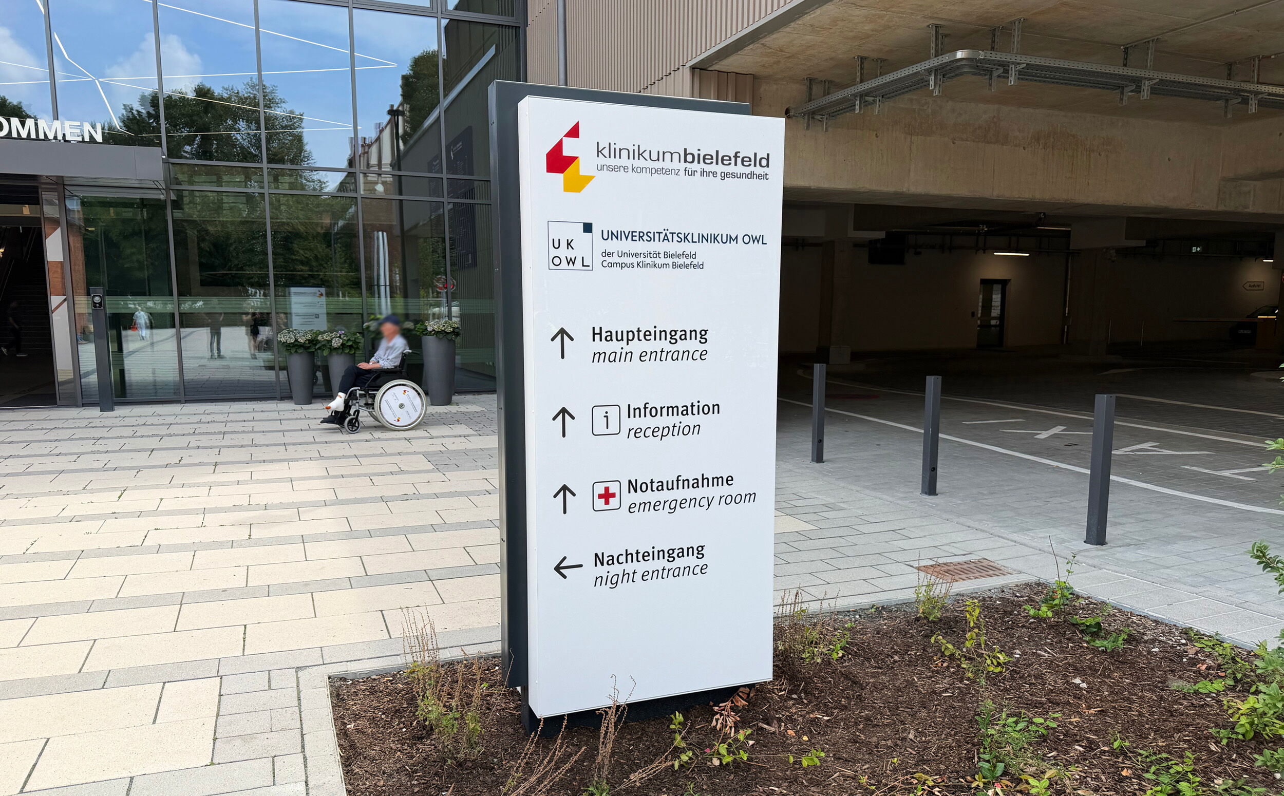 Stele vor dem Haupteingang