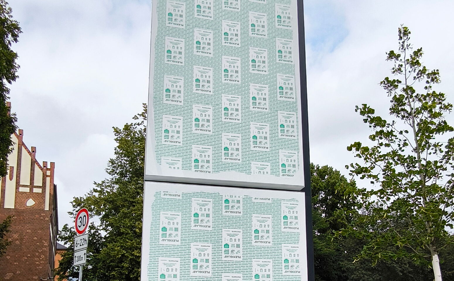 Bild Stele im Aufbau mit Schutzfolie