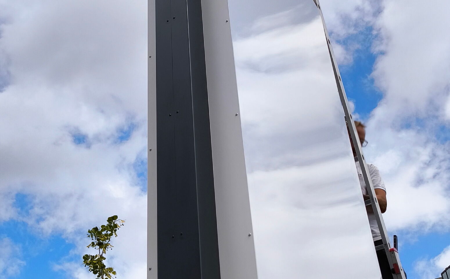 Bild Stele im Aufbau ohne Folierung