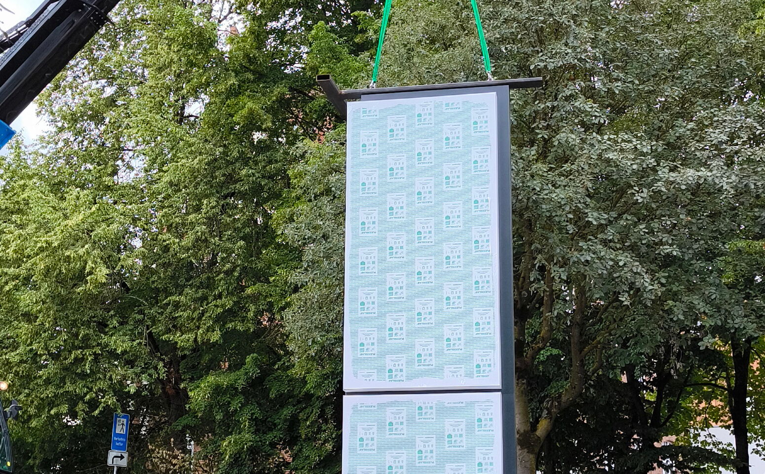 Bild Stele im Aufbau am Kran